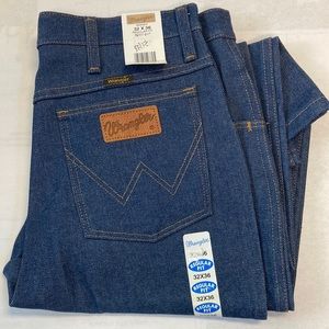New with tags. Wrangler Regular Fit Boot Cut jeans. Size 32x36.